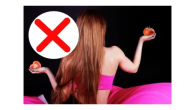 Žena drží rajčata s červeným zakazovacím symbolem.