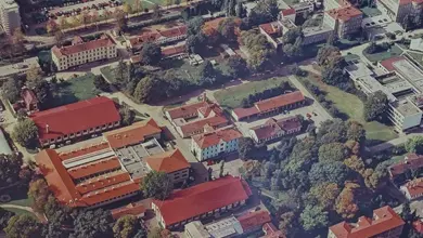 Vzdušný pohled na univerzitní kampus s budovami a zelení.