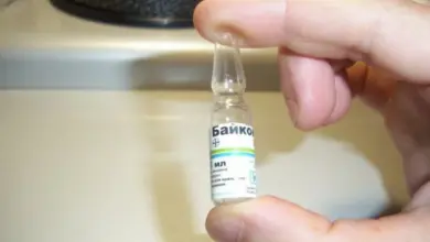 Ruka drží ampulku s lékem Baycox pro králíky.