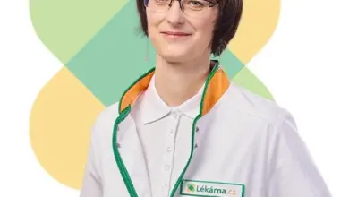 Fotografie lékárnice v bílém plášti s logem Lékárna.cz.