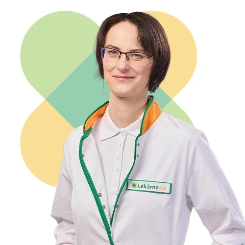 Fotografie lékárnice v bílém plášti s logem Lékárna.cz.