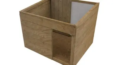 Částečně sestavený dřevěný rám pro psí boudu z překližky.
