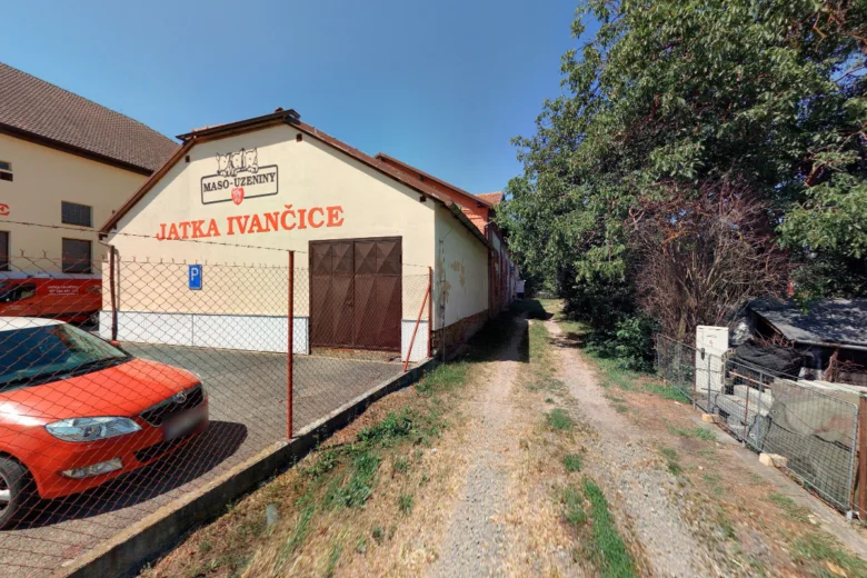 Exteriér jatek v Ivančicích s parkováním aut před budovou.