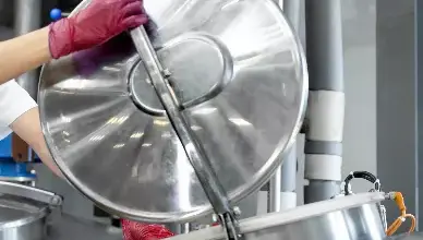 Průmyslové zpracování potravin v továrně s velkým strojem.