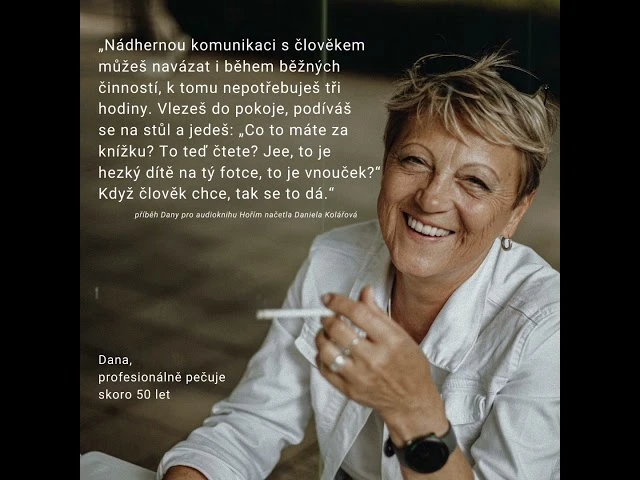 Usmívající se žena pečující o seniory s cigaretou v ruce.