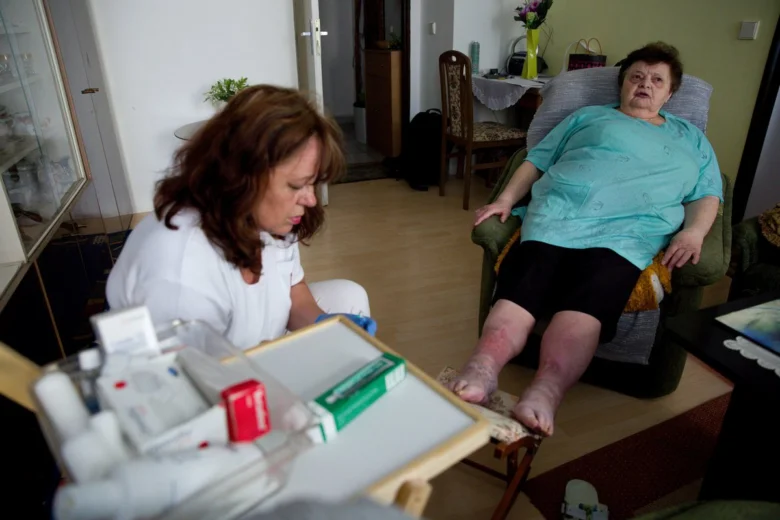 Péče o seniorku doma s lékařskými pomůckami.